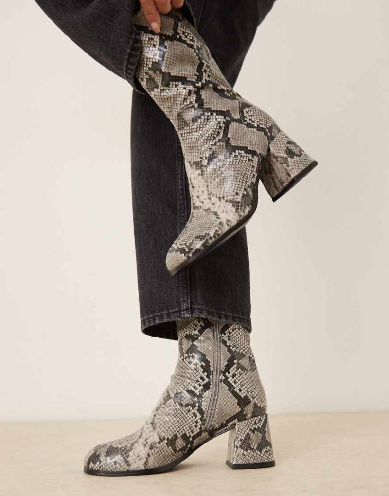 ASOS DESIGN - Royce - Ankle-Boots in Grau mit Blockabsatz, Schlangenhautmuster und runder Zehenpartie von ASOS DESIGN