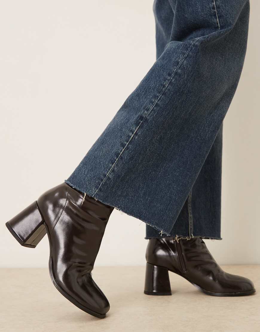 ASOS DESIGN - Royce - Ankle-Boots in dunklem Schokobraun mit Blockabsatz und runder Zehenpartie-Schwarz von ASOS DESIGN