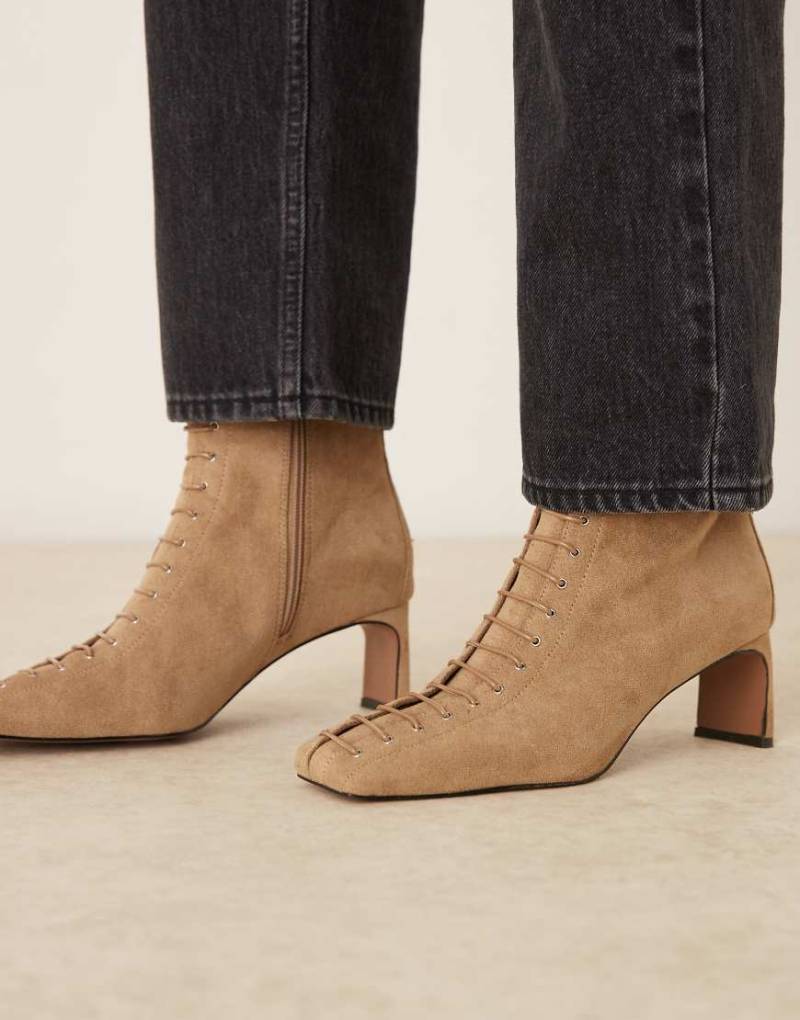 ASOS DESIGN - Rue - Geschnürte Ankle-Boots aus Wildlederimitat in Hellbraun mit Absatz-Brown von ASOS DESIGN