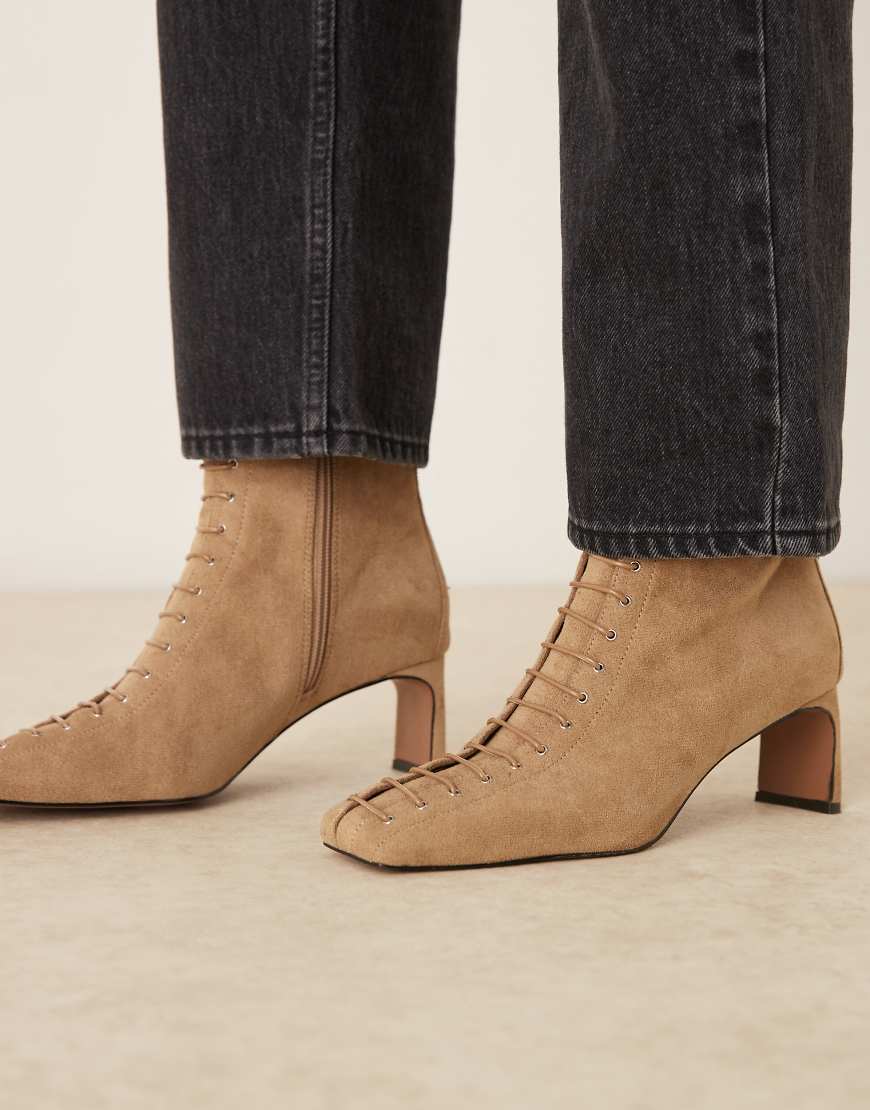 ASOS DESIGN - Rue - Geschnürte Ankle-Boots aus Wildlederimitat in Hellbraun mit Absatz-Brown von ASOS DESIGN