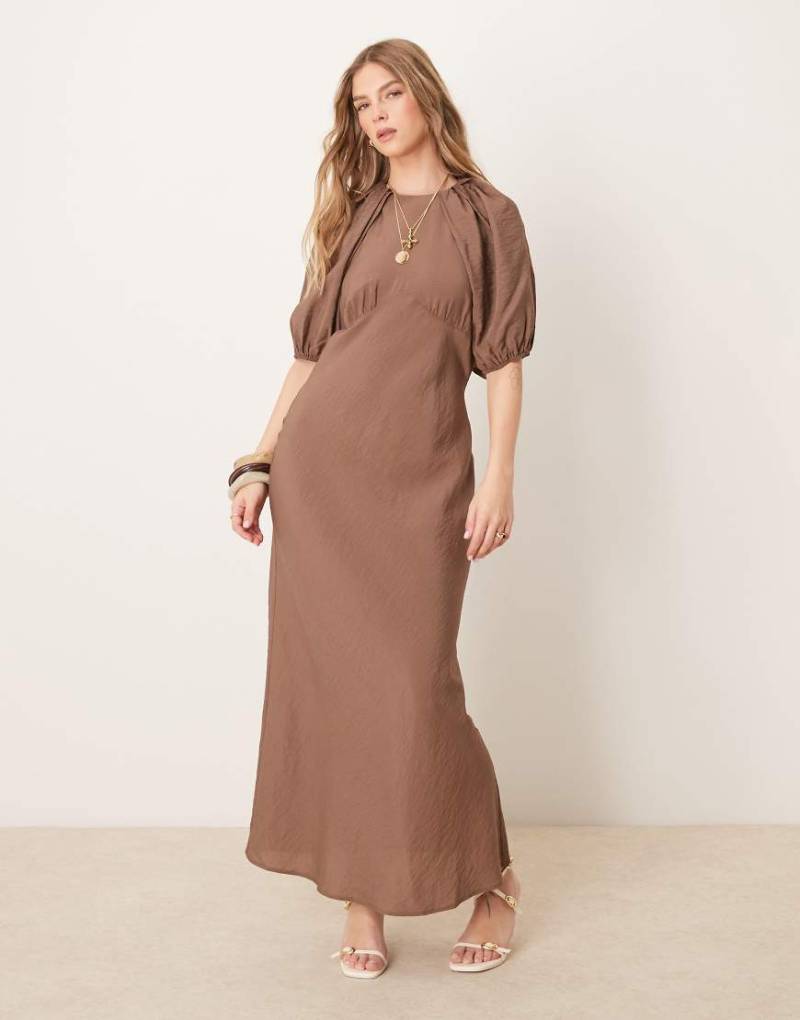 ASOS DESIGN - Rückenfreies Maxikleid in Braun mit Puffärmeln von ASOS DESIGN