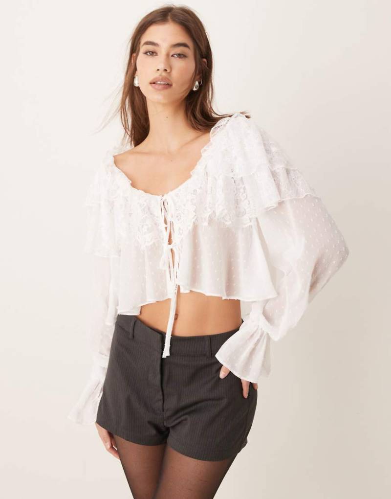 ASOS DESIGN - Rüschen-Bluse aus Spitze und gepunktetem Netzstoff in Elfenbein mit Bindedetail vorne-Weiß von ASOS DESIGN