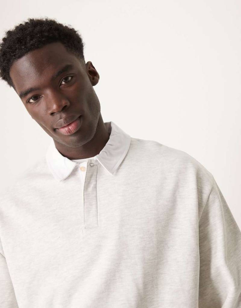 ASOS DESIGN - Rugby-Sweatshirt in meliertem Eisgrau mit Oversize-Schnitt und Polokragen-Weiß von ASOS DESIGN