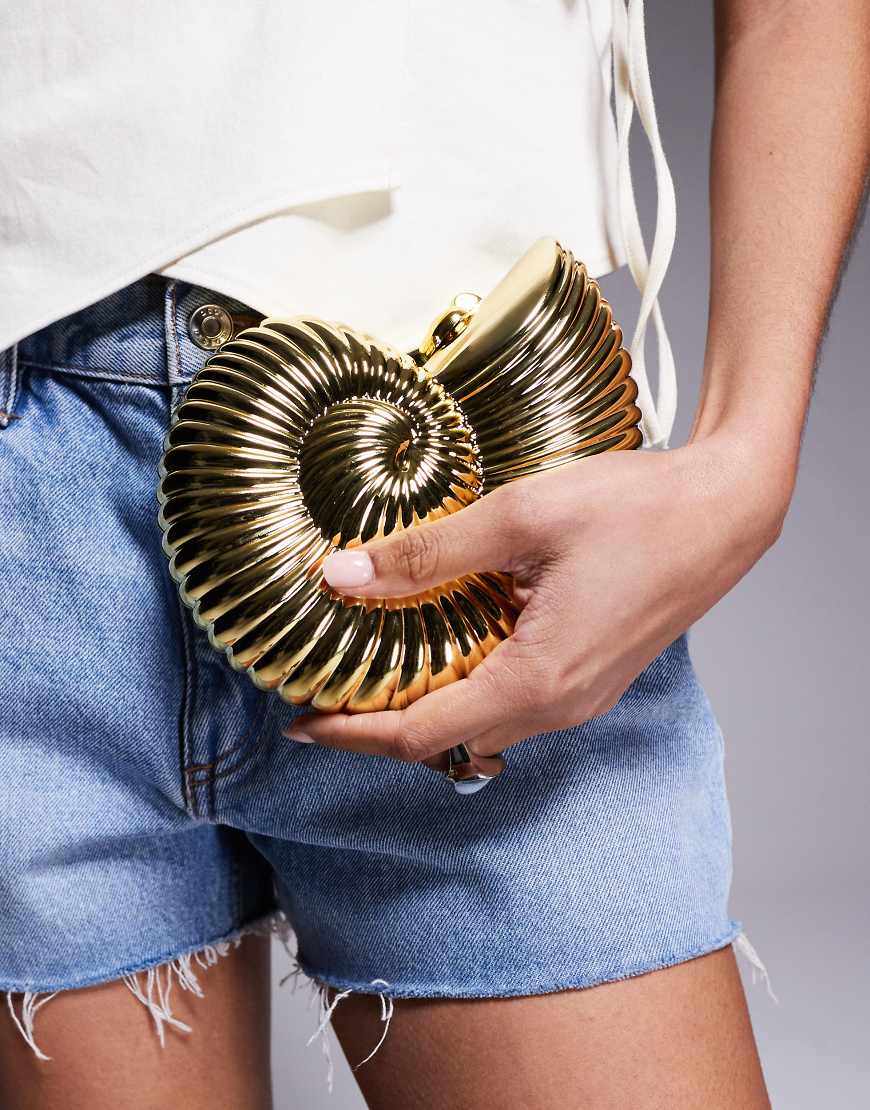 ASOS DESIGN - Runde Clutch in Goldoptik in Form einer Ammoniten-Muschel mit Crossbody-Kettenriemen-Goldfarben von ASOS DESIGN