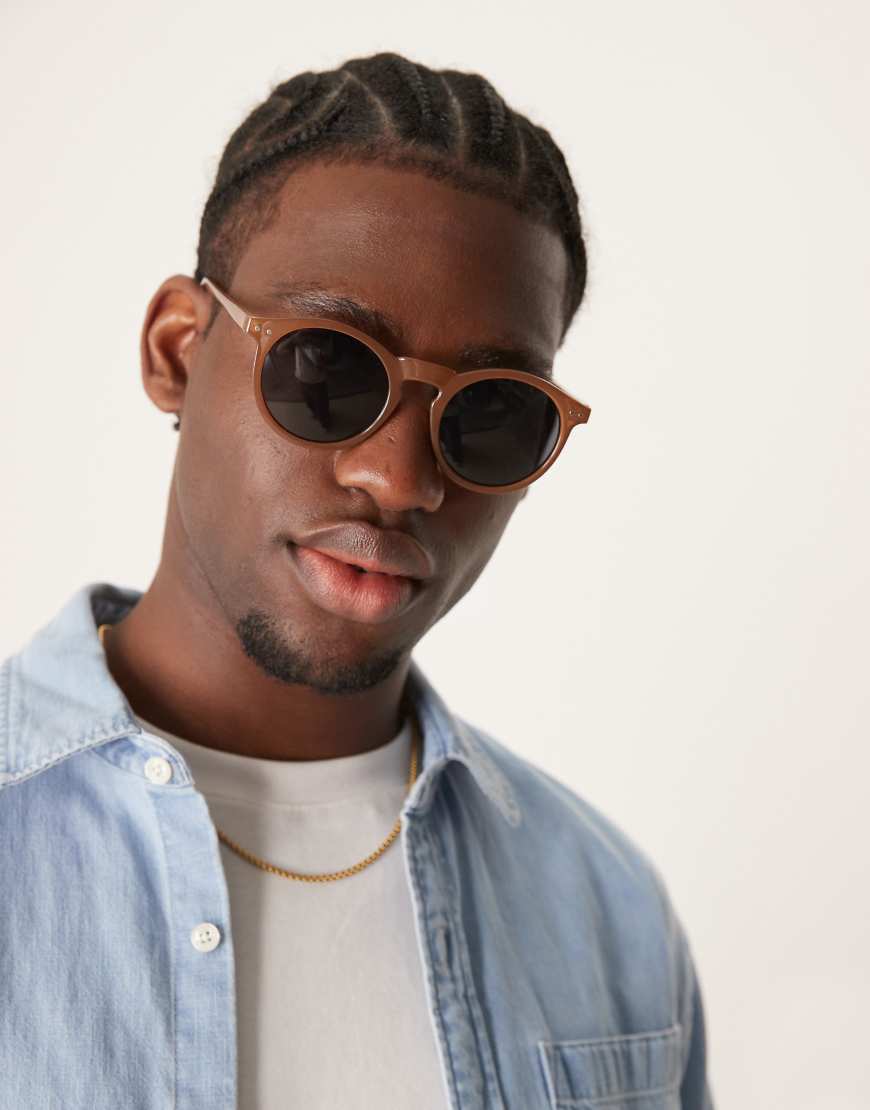 ASOS DESIGN - Runde Retro-Sonnenbrille in Braun mit getönten Gläsern von ASOS DESIGN