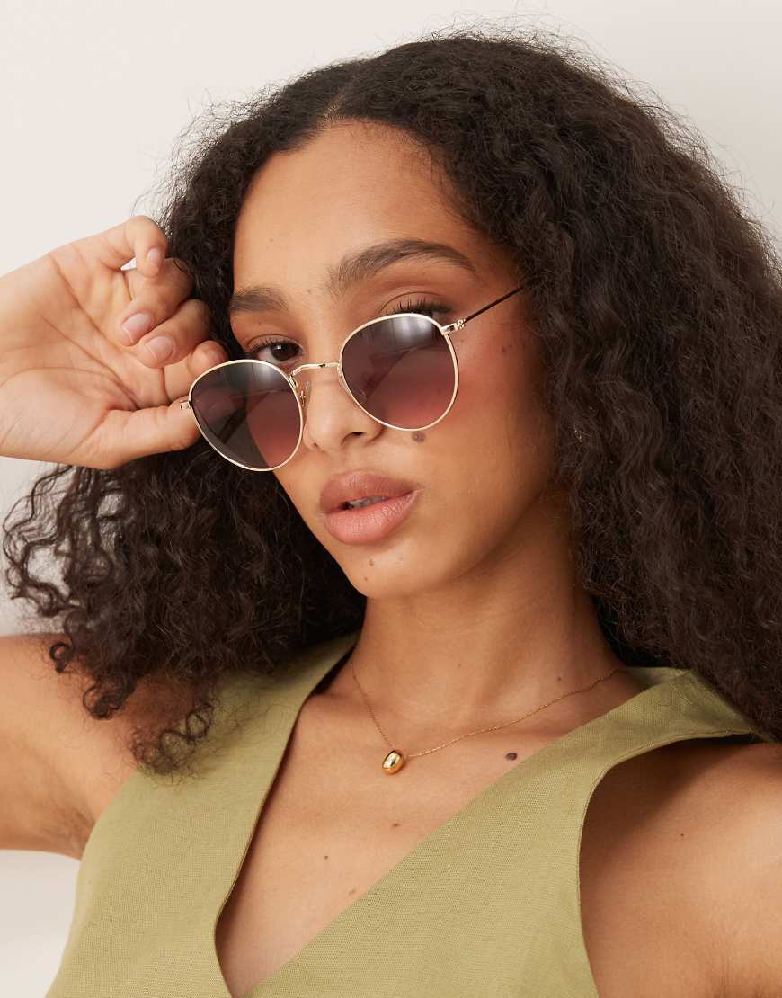 ASOS DESIGN - Runde Sonnenbrille aus Metall in Goldoptik mit rosa Farbverlauf-Gläsern-Goldfarben ASOS DESIGN - Runde Sonnenbrille aus Metall in Goldoptik mit rosa Farbverlauf-Gläsern-Goldfarben von ASOS DESIGN