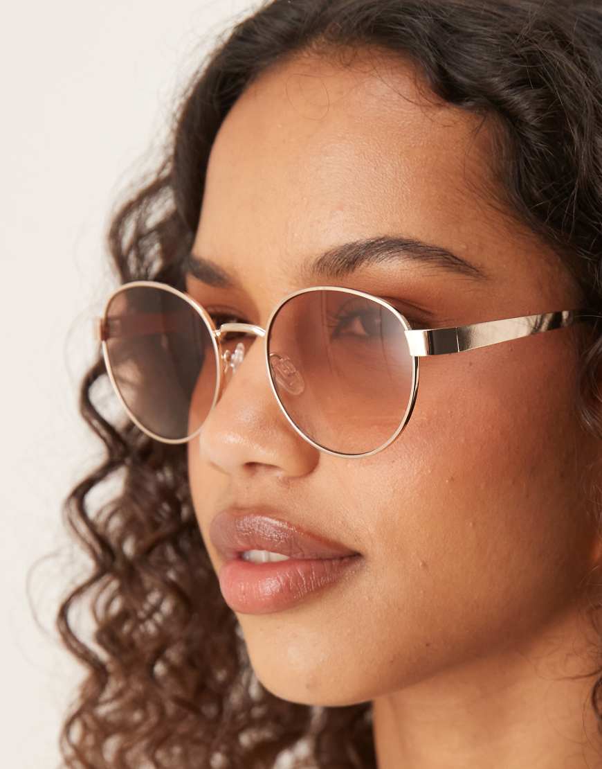 ASOS DESIGN - Runde Metall-Sonnenbrille mit Gläsern in Ombré-Braun ASOS DESIGN - Runde Metall-Sonnenbrille mit Gläsern in Ombré-Braun von ASOS DESIGN