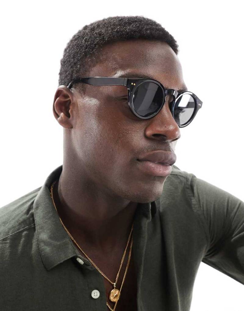 ASOS DESIGN - Runde Sonnenbrille mit schwarzem Gestell und getönten Gläsern von ASOS DESIGN