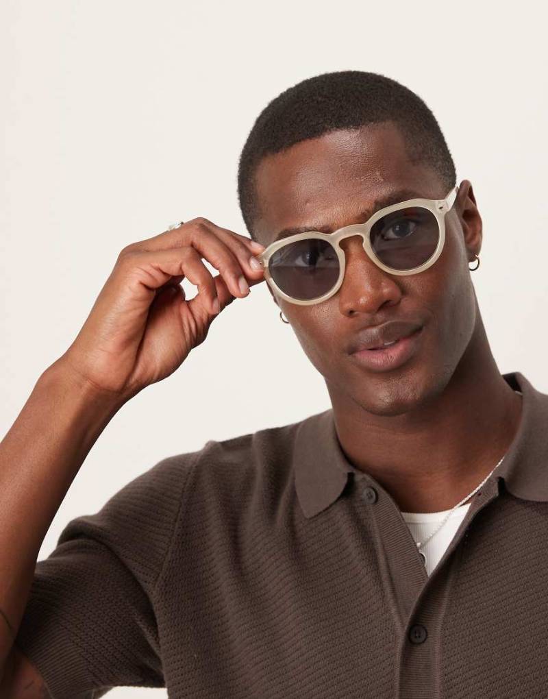 ASOS DESIGN - Runde Sonnenbrille mit weißem Gestell und hell getönten Gläsern von ASOS DESIGN