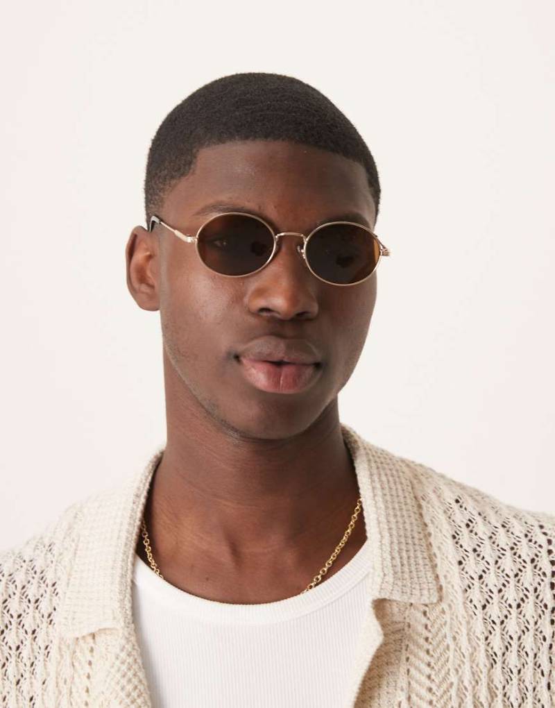 ASOS DESIGN - Runde Sonnenbrille mit braunen Gläsern und goldenem Metallgestell-Goldfarben von ASOS DESIGN