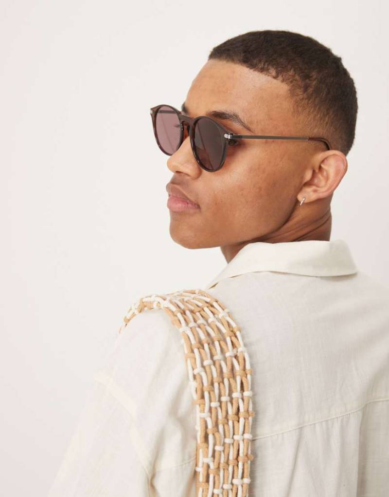 ASOS DESIGN - Runde Sonnenbrille mit dunkelbraunem Gestell und Gläsern in Burgunderrot von ASOS DESIGN