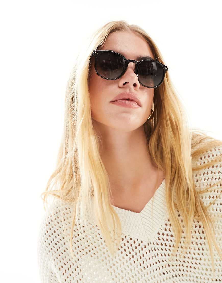 ASOS DESIGN - Runde Sonnenbrille mit feinem Gestell in glänzendem Schwarz mit rauchgrauen Gläsern mit Farbverlauf ASOS DESIGN - Runde Sonnenbrille mit feinem Gestell in glänzendem Schwarz mit rauchgrauen Gläsern mit Farbverlauf von ASOS DESIGN