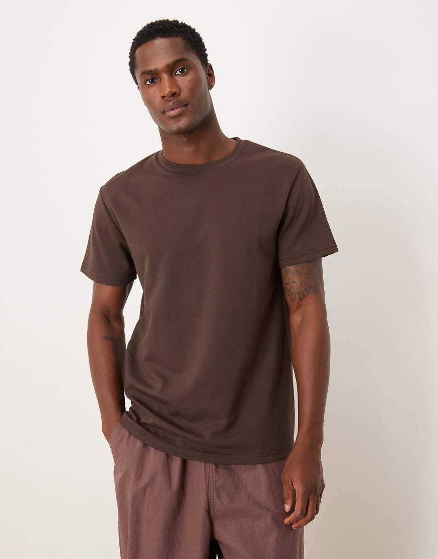 ASOS DESIGN - Rundhals-T-Shirt aus schwerem Baumwollmix in Braun mit „breatheMAX"-Technologie von ASOS DESIGN