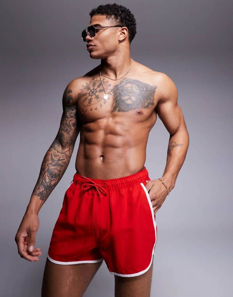 ASOS DESIGN - Runner - Badeshorts in kurzer Länge in Rot von ASOS DESIGN