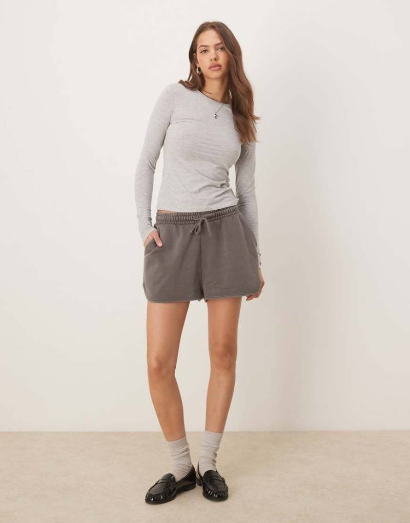 ASOS DESIGN - Runner-Shorts aus Sweatshirt-Stoff in verwaschenem Grau von ASOS DESIGN