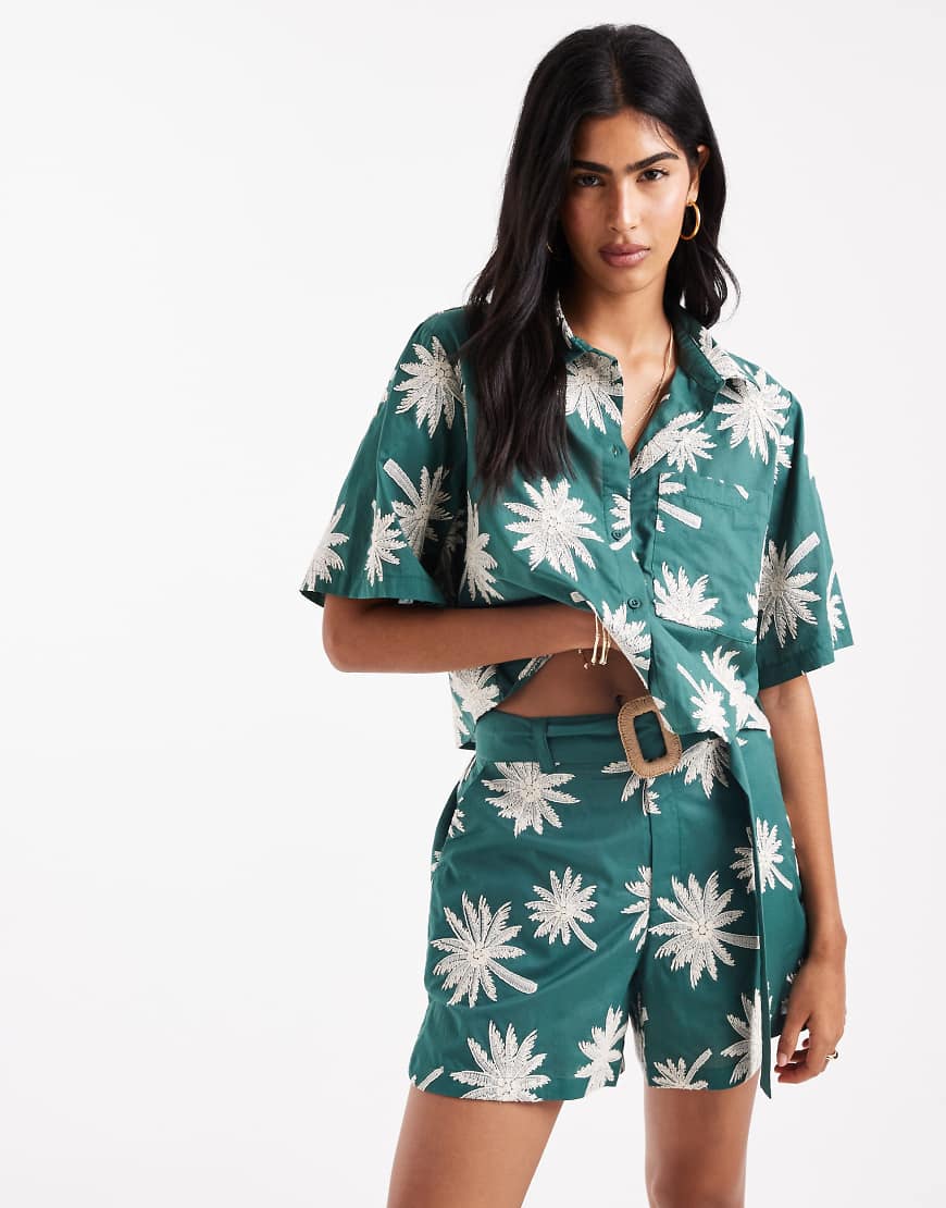 ASOS DESIGN - Runner-Shorts in Grün mit Stickerei und Gürteldetail, Kombiteil ASOS DESIGN - Runner-Shorts in Grün mit Stickerei und Gürteldetail, Kombiteil von ASOS DESIGN