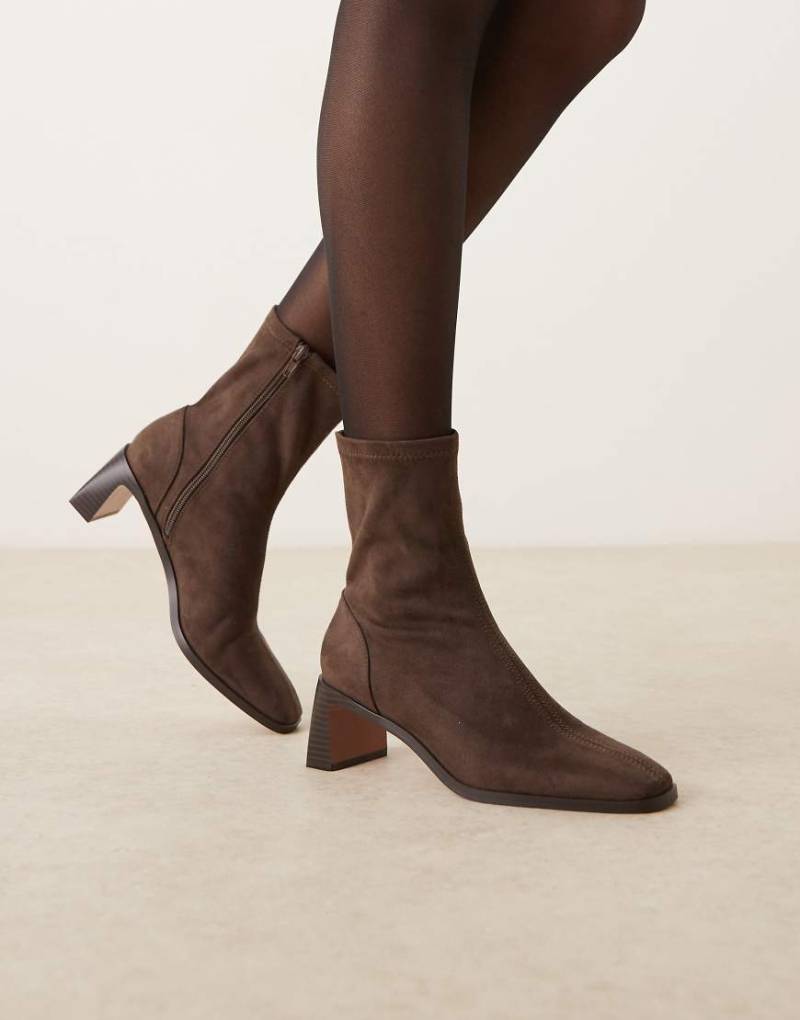 ASOS DESIGN - Rush - Stiefeletten aus Wildlederimitat in Schokobraun mit versetztem Absatz von ASOS DESIGN