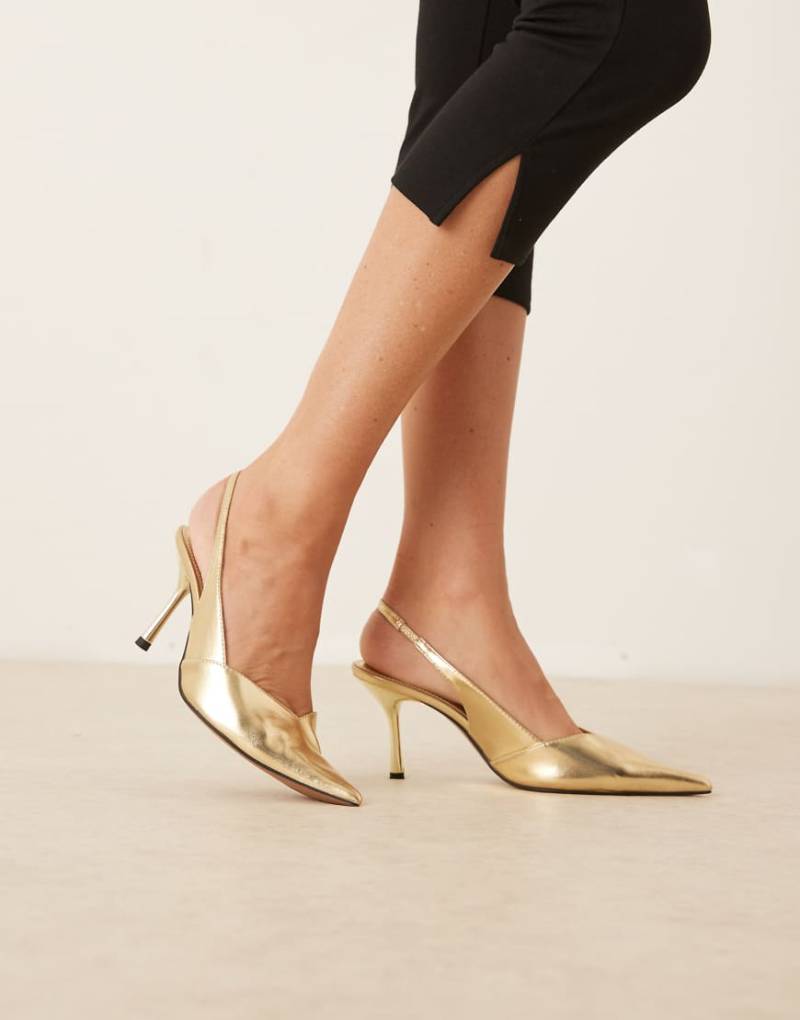 ASOS DESIGN - Sabrina - Schuhe in Gold mit Stilettoabsatz und Fersenriemchen-Goldfarben von ASOS DESIGN