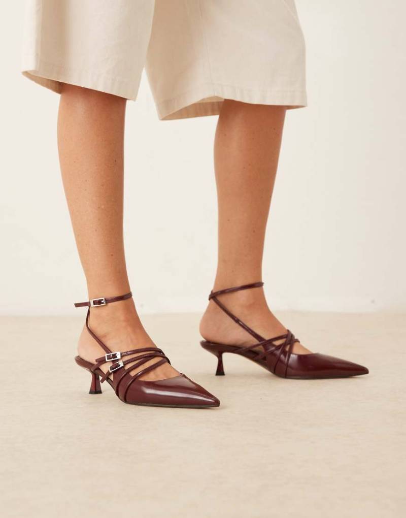 ASOS DESIGN - Sadie - Schuhe in Burgunderrot mit Riemchen mit Schnallen und Kitten-Absatz von ASOS DESIGN