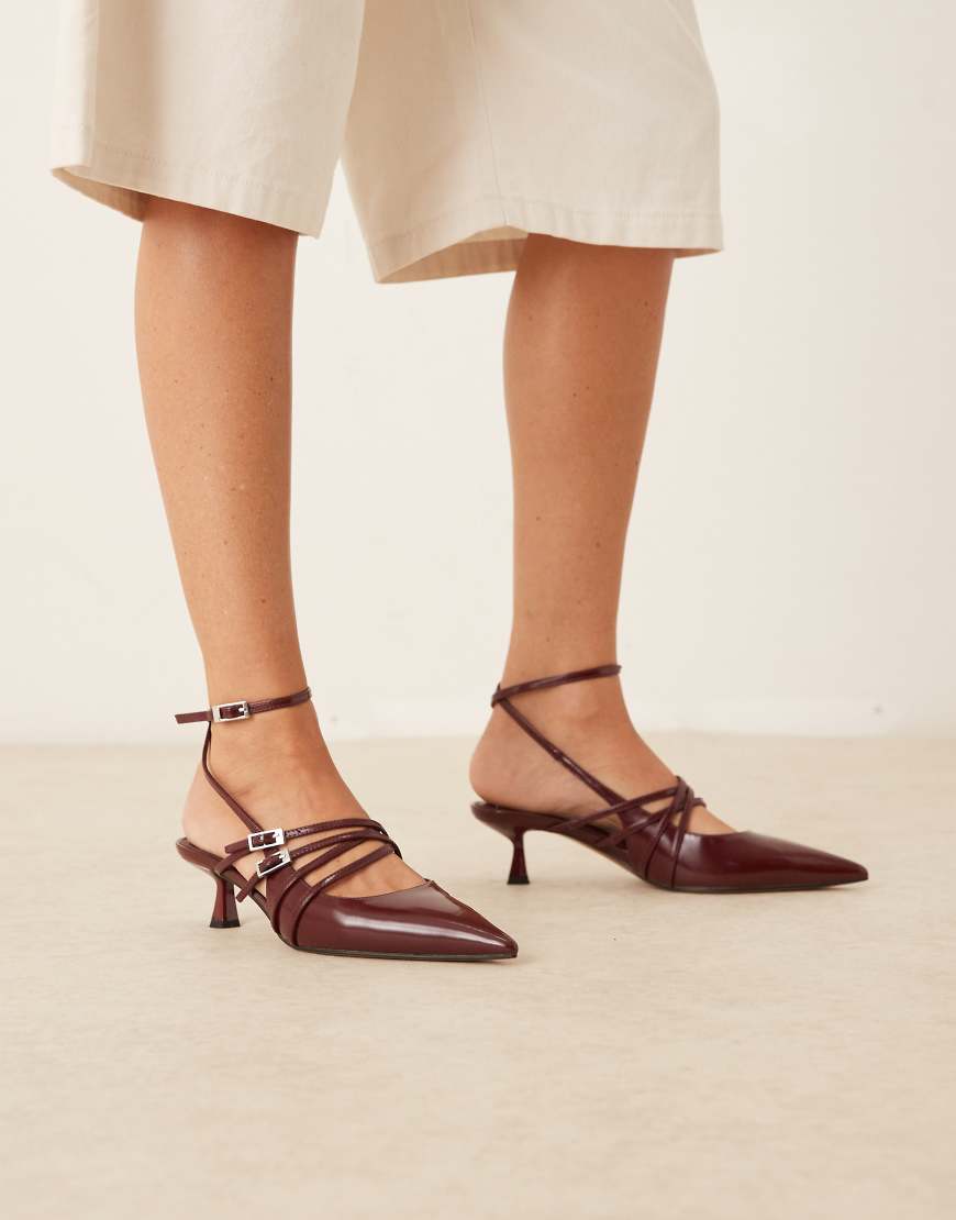 ASOS DESIGN - Sadie - Schuhe in Burgunderrot mit Riemchen mit Schnallen und Kitten-Absatz ASOS DESIGN - Sadie - Schuhe in Burgunderrot mit Riemchen mit Schnallen und Kitten-Absatz von ASOS DESIGN