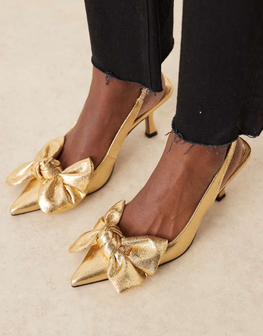 ASOS DESIGN - Saffron - Schuhe in Gold mit mittelhohem Absatz und Schleifendetail-Goldfarben von ASOS DESIGN