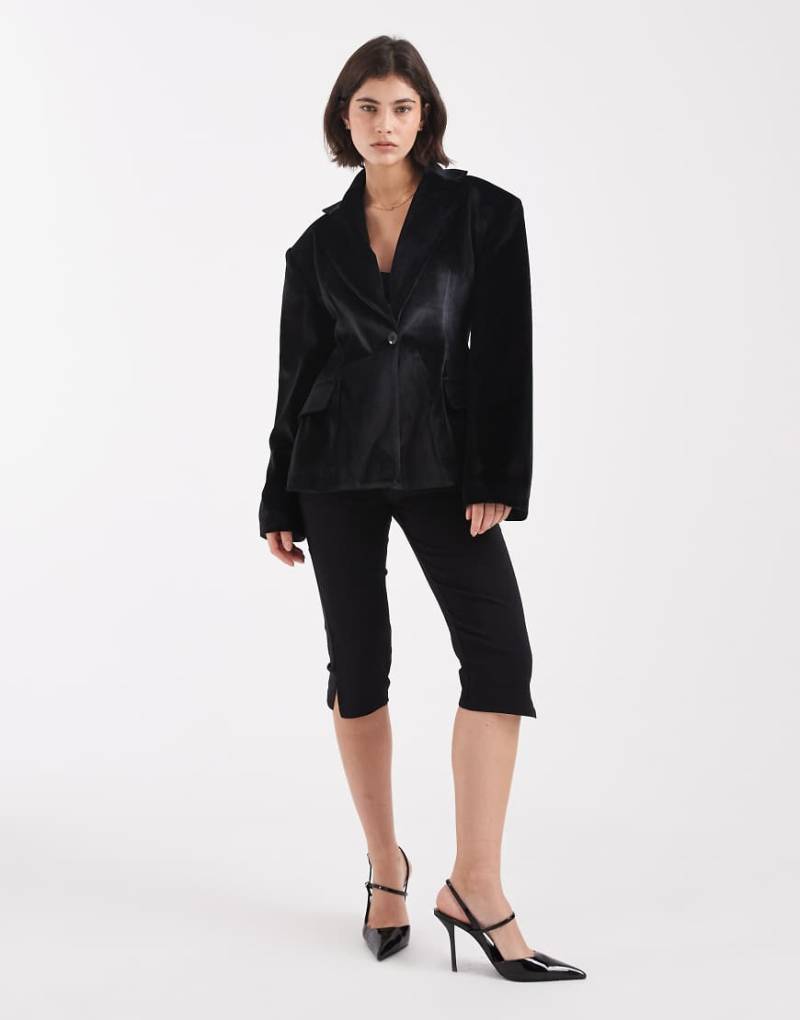 ASOS DESIGN - Samt-Blazer in Schwarz mit geraffter Taille von ASOS DESIGN