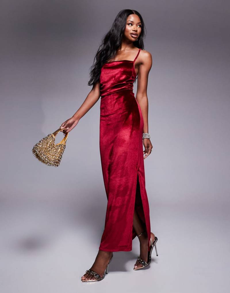 ASOS DESIGN - Samt-Maxikleid in Pflaume mit geraffter Seite-Rot von ASOS DESIGN