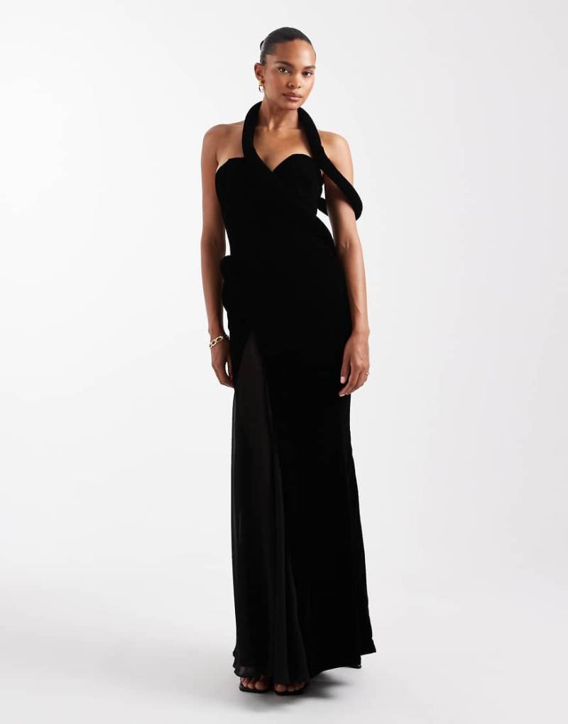 ASOS DESIGN - Samt-Maxikleid in Schwarz mit gepolstertem Ausschnitt mit transparenten Godet-Einsätzen und Schleppe von ASOS DESIGN