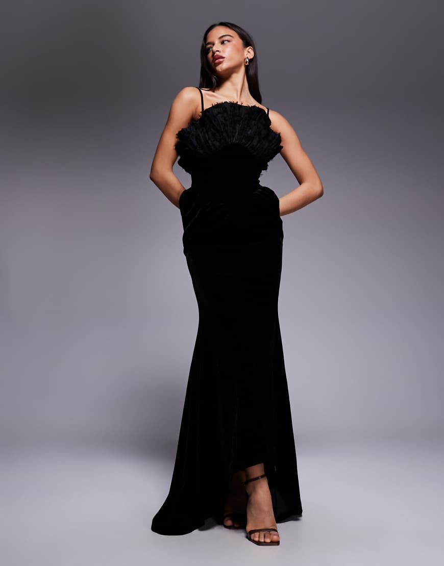 ASOS DESIGN - Hochwertiges Maxikleid aus Samt in Schwarz mit Oberteil mit strukturiertem Fächer-Detail-Rot von ASOS DESIGN