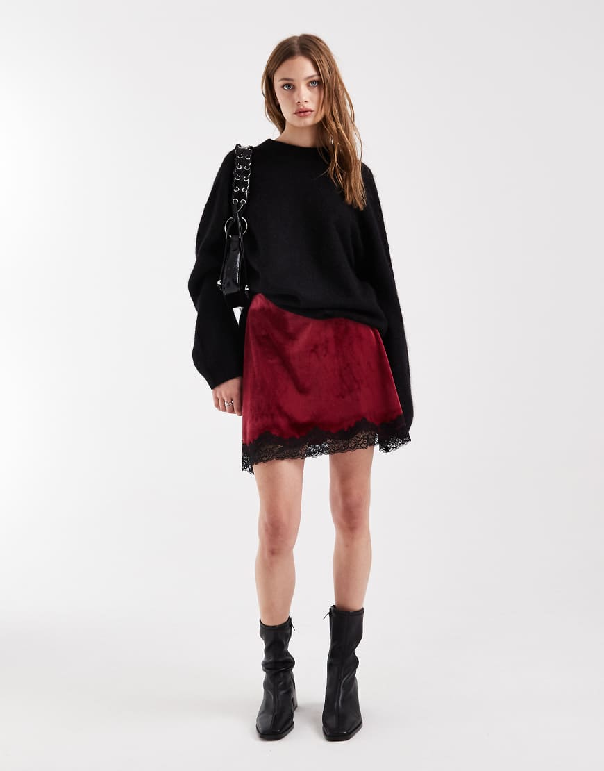 ASOS DESIGN - Samt-Minirock in Weinrot mit Spitzenbesatz von ASOS DESIGN