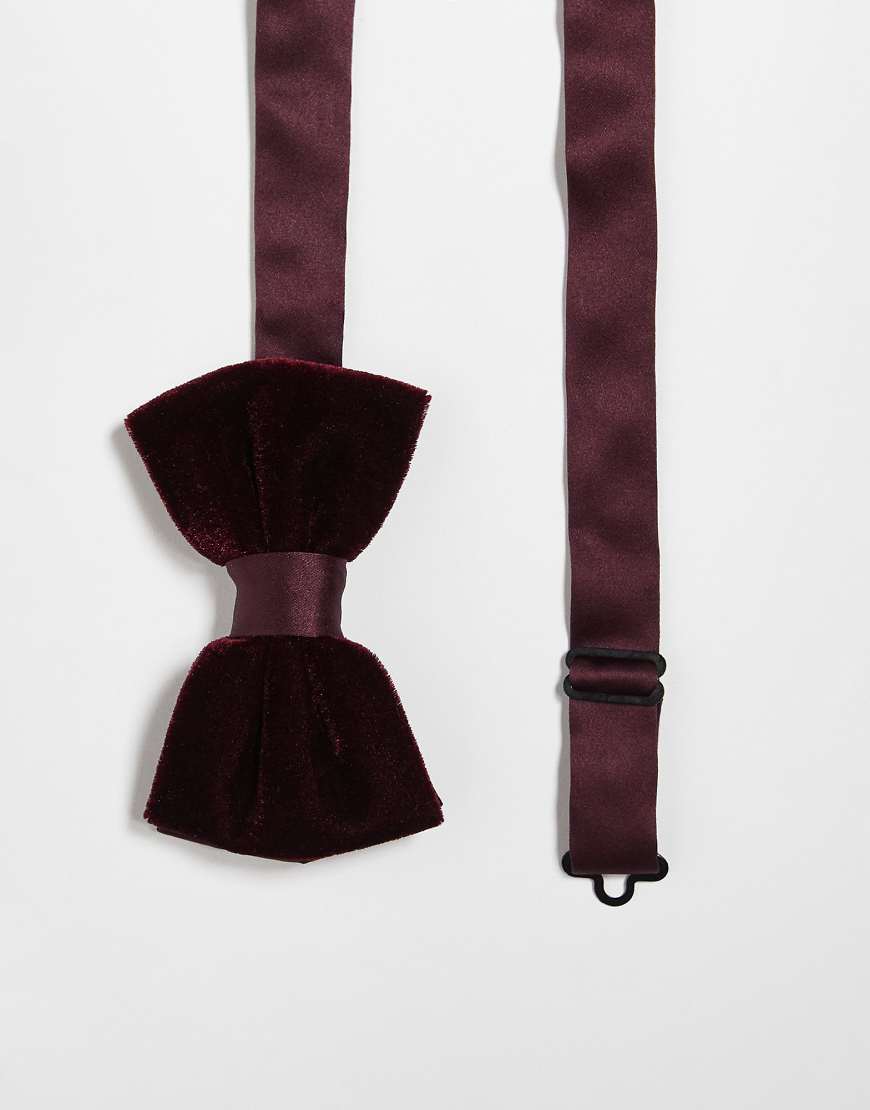 ASOS DESIGN - Samtfliege in Burgunderrot von ASOS DESIGN