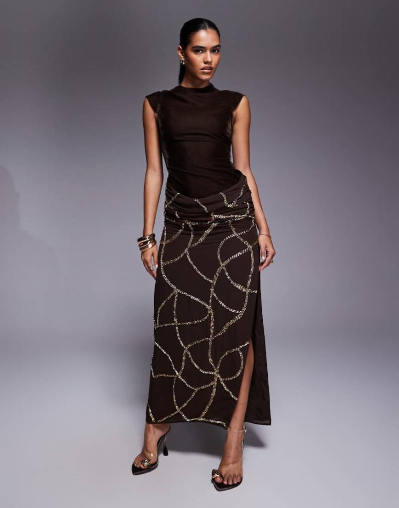 ASOS DESIGN - Samtkleid in Schokobraun mit figurbetontem Oberteil und drapiertem, verziertem Rock-Overlay-Brown von ASOS DESIGN