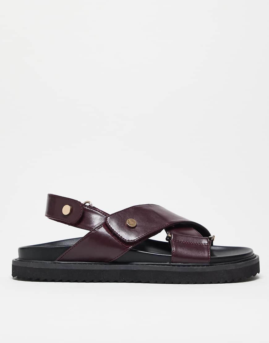 ASOS DESIGN - Sandalen aus Krokodilleder-Imitat in Burgunderrot ASOS DESIGN - Sandalen aus Krokodilleder-Imitat in Burgunderrot von ASOS DESIGN