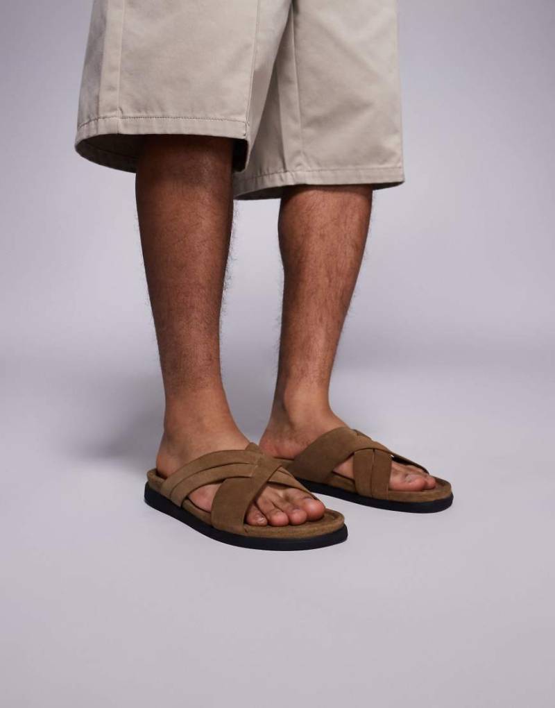 ASOS DESIGN - Sandalen aus Wildleder in Stein mit überkreuztem Riemen-Neutral von ASOS DESIGN
