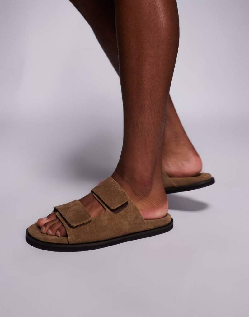 ASOS DESIGN - Sandalen aus Wildleder in Stone mit zwei Riemen-Braun von ASOS DESIGN