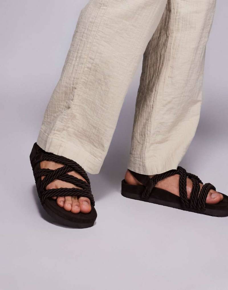 ASOS DESIGN - Sandalen in Braun mit überkreuztem Kordelriemen von ASOS DESIGN