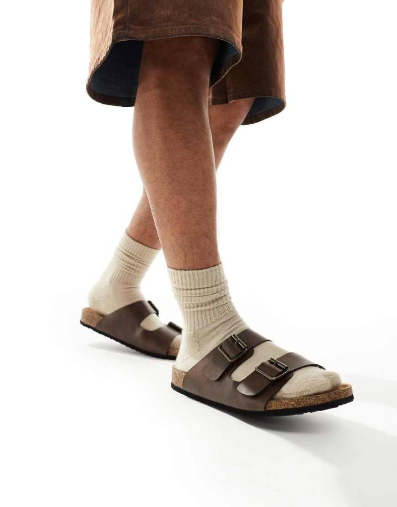 ASOS DESIGN - Sandalen in Braun mit zwei Riemen und Korksohle von ASOS DESIGN