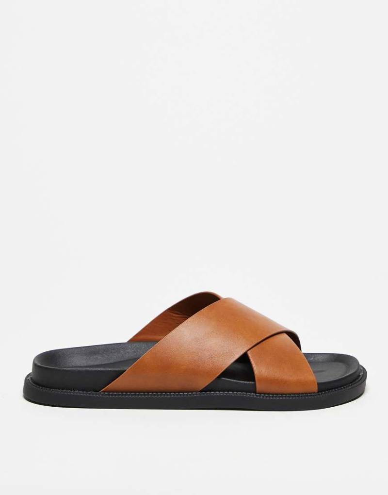 ASOS DESIGN - Sandalen in Hellbraun mit überkreuzten Riemen von ASOS DESIGN