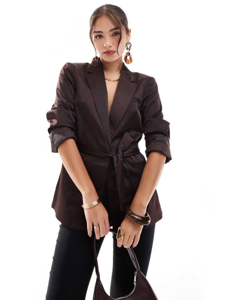 ASOS DESIGN - Satin-Blazer in Schokobraun mit Bindegürtel von ASOS DESIGN