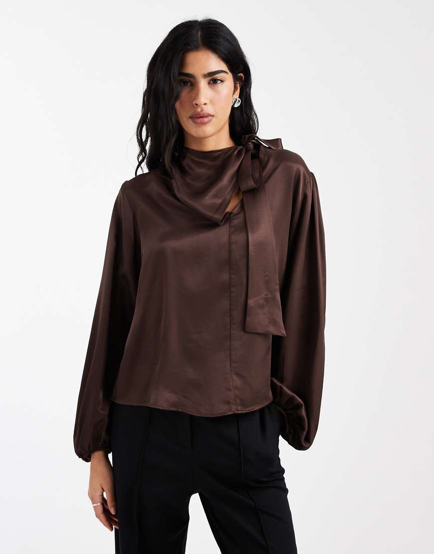 ASOS DESIGN - Satin-Bluse in Schokobraun mit Schnürung am Ausschnitt-Brown von ASOS DESIGN