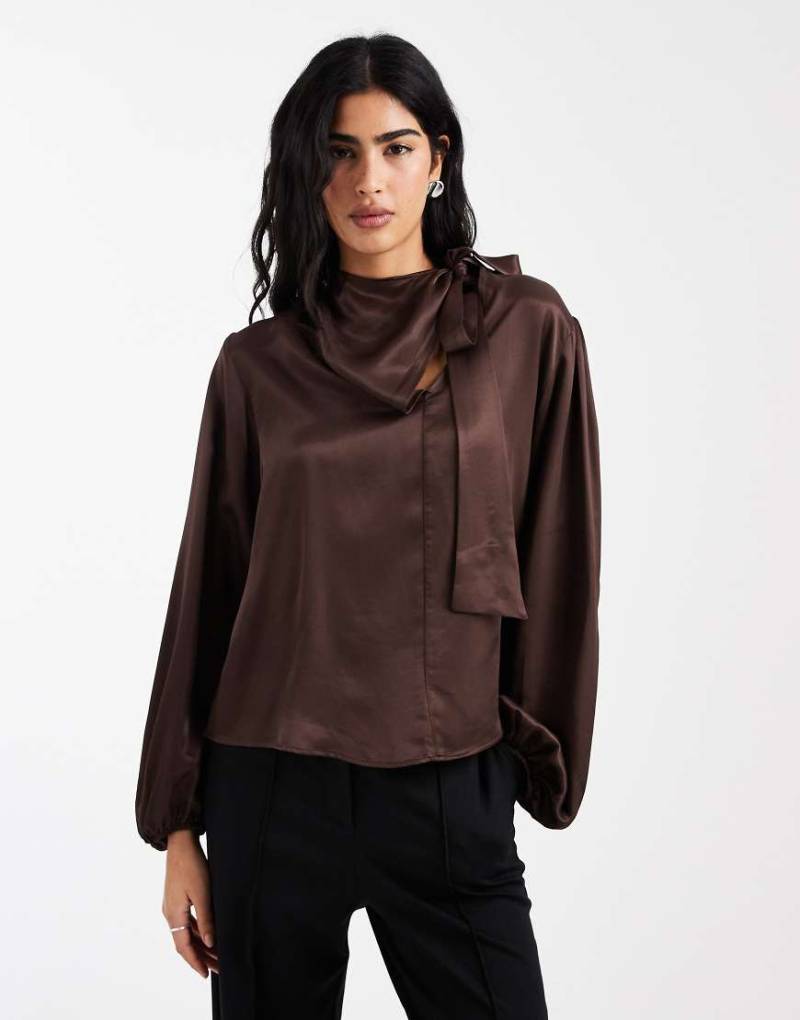 ASOS DESIGN - Satin-Bluse in Schokobraun mit Schnürung am Ausschnitt-Brown von ASOS DESIGN