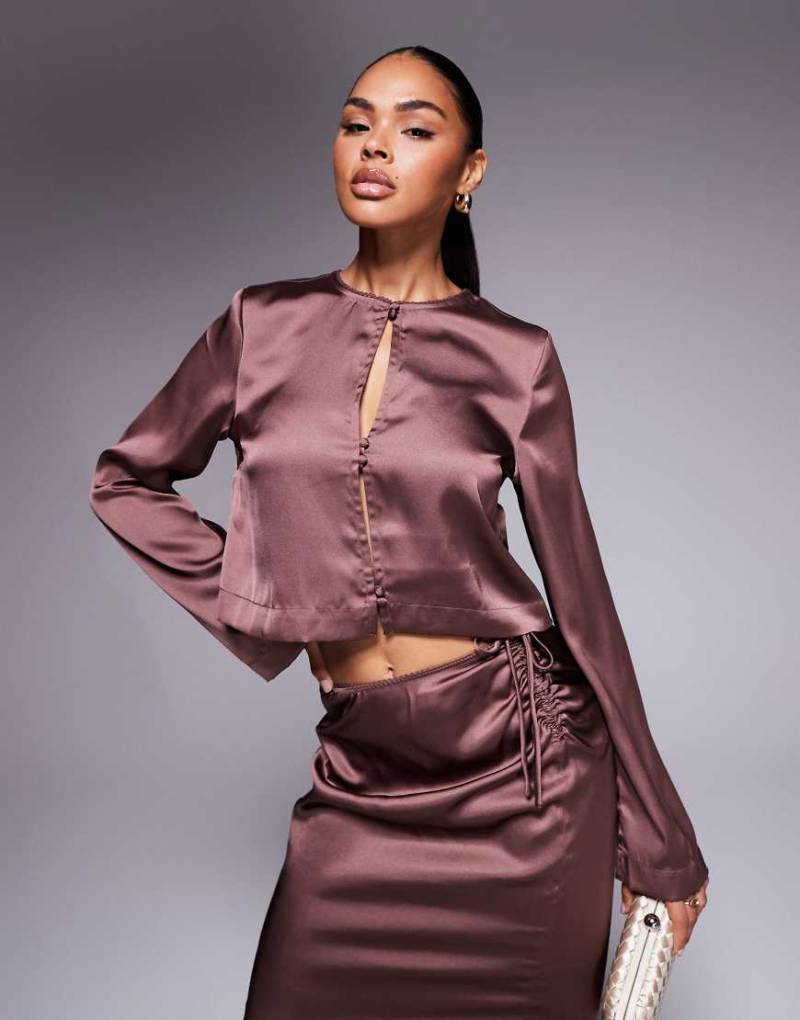 ASOS DESIGN - Satin-Bluse in Schokobraun mit doppeltem Knopfdetail, Kombiteil-Brown von ASOS DESIGN
