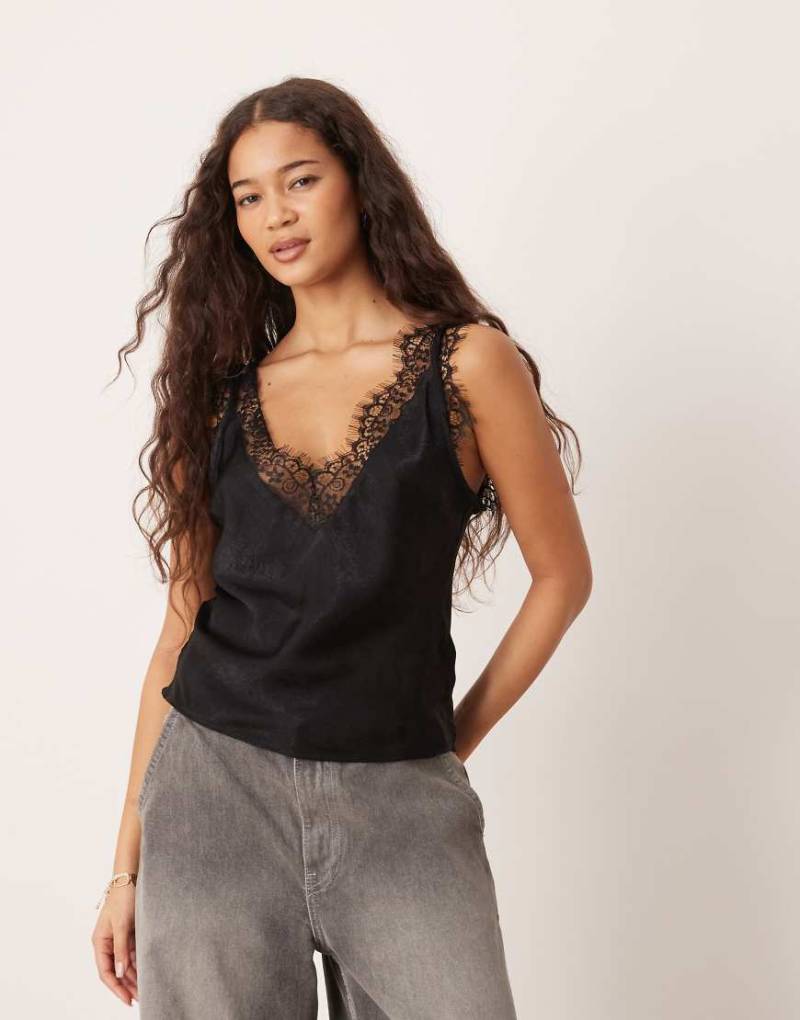 ASOS DESIGN - Satin-Camisole in Schwarz mit V-Ausschnitt und Spitzenborte von ASOS DESIGN