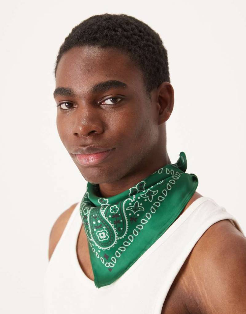 ASOS DESIGN - Satin-Halstuch in Grün mit Paisleymuster von ASOS DESIGN