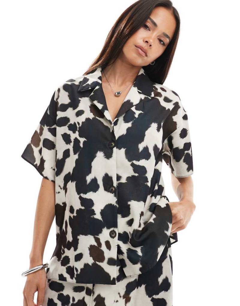 ASOS DESIGN - Satin-Hemdbluse mit Kuhfellmuster, Kombiteil-Bunt von ASOS DESIGN