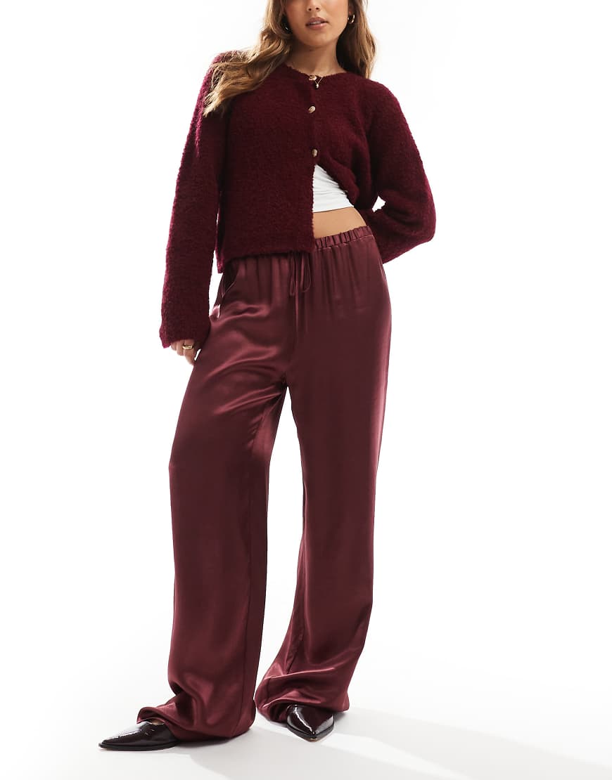 ASOS DESIGN - Satin-Hose in Burgunderrot mit weitem Bein von ASOS DESIGN