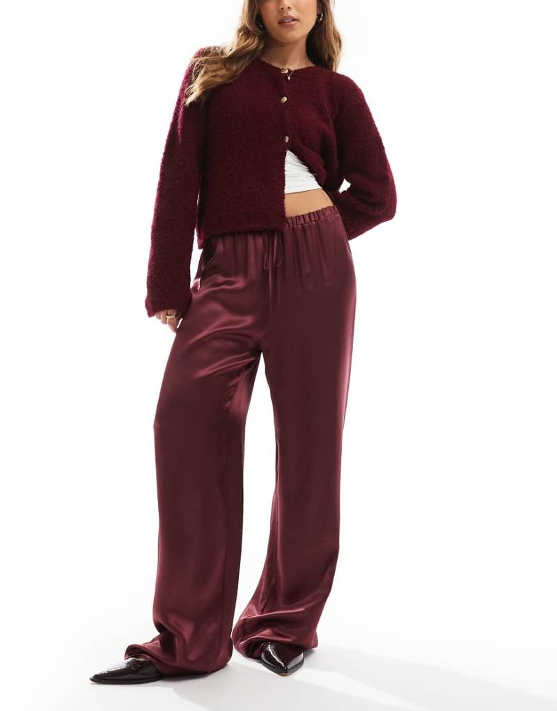 ASOS DESIGN - Satin-Hose in Burgunderrot mit weitem Bein von ASOS DESIGN