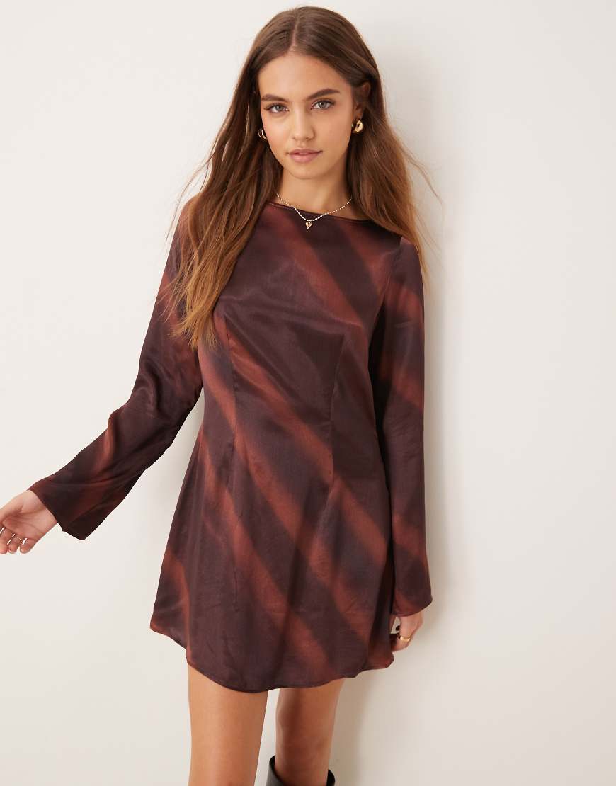 ASOS DESIGN - Satin-Kleid mit Trompetenärmeln, U-Boot-Ausschnitt und Batikmuster in Schokobraun-Bunt ASOS DESIGN - Satin-Kleid mit Trompetenärmeln, U-Boot-Ausschnitt und Batikmuster in Schokobraun-Bunt von ASOS DESIGN