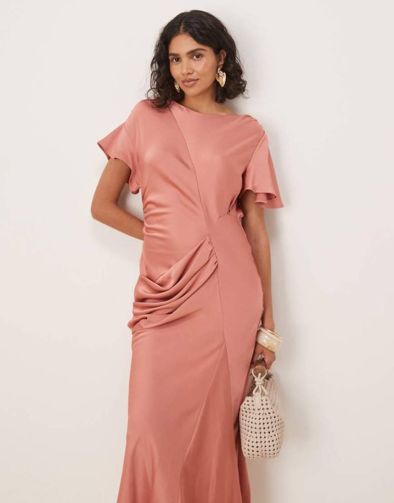ASOS DESIGN - Satin-Maxikleid in Altrosa mit Flatterärmeln von ASOS DESIGN