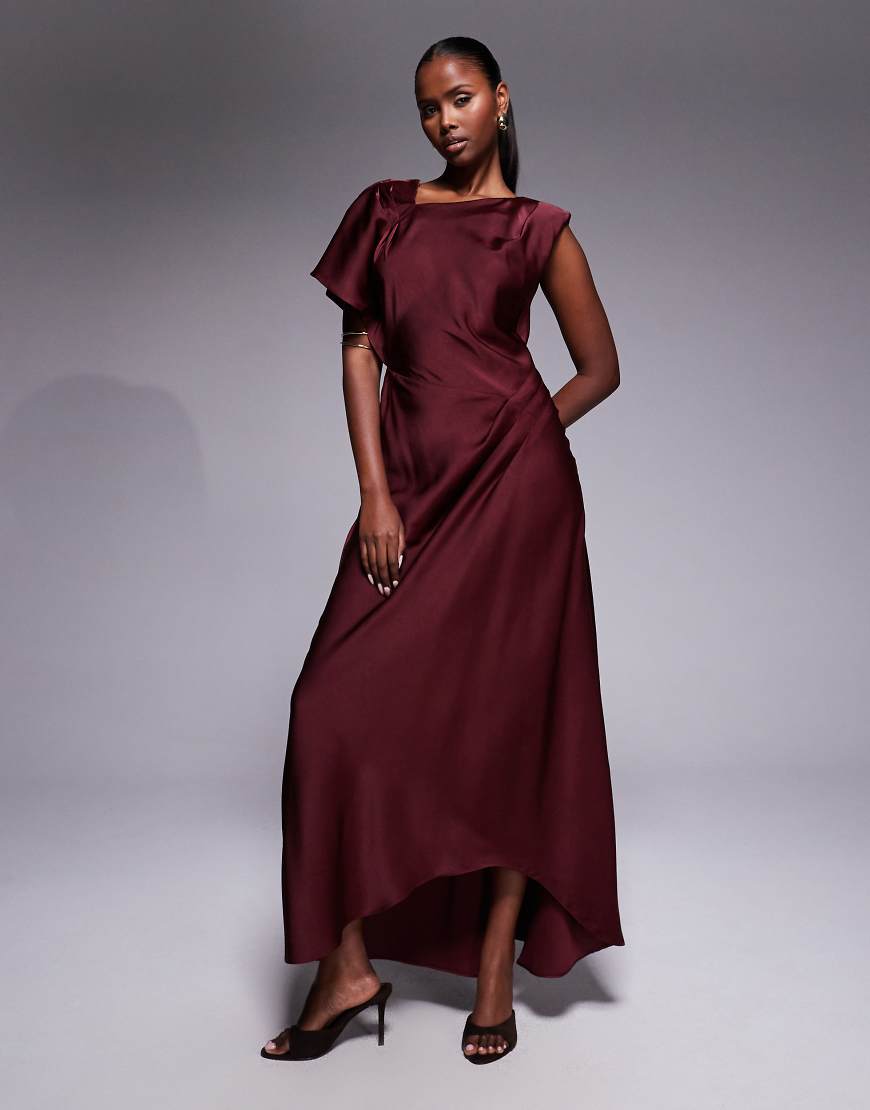 ASOS DESIGN - Satin-Maxikleid in Dunkelrot mit asymmetrischem Ausschnitt und gefaltetem Detail an Schulter und Rock ASOS DESIGN - Satin-Maxikleid in Dunkelrot mit asymmetrischem Ausschnitt und gefaltetem Detail an Schulter und Rock von ASOS DESIGN